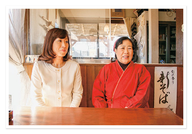 67歳で起業してめん処を開いた母と。