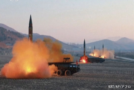 北朝鮮のミサイル発射（2017年３月６日 提供：KRT/AP/アフロ